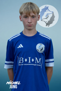 Jugendlicher Fußballer mit Wolfslogo